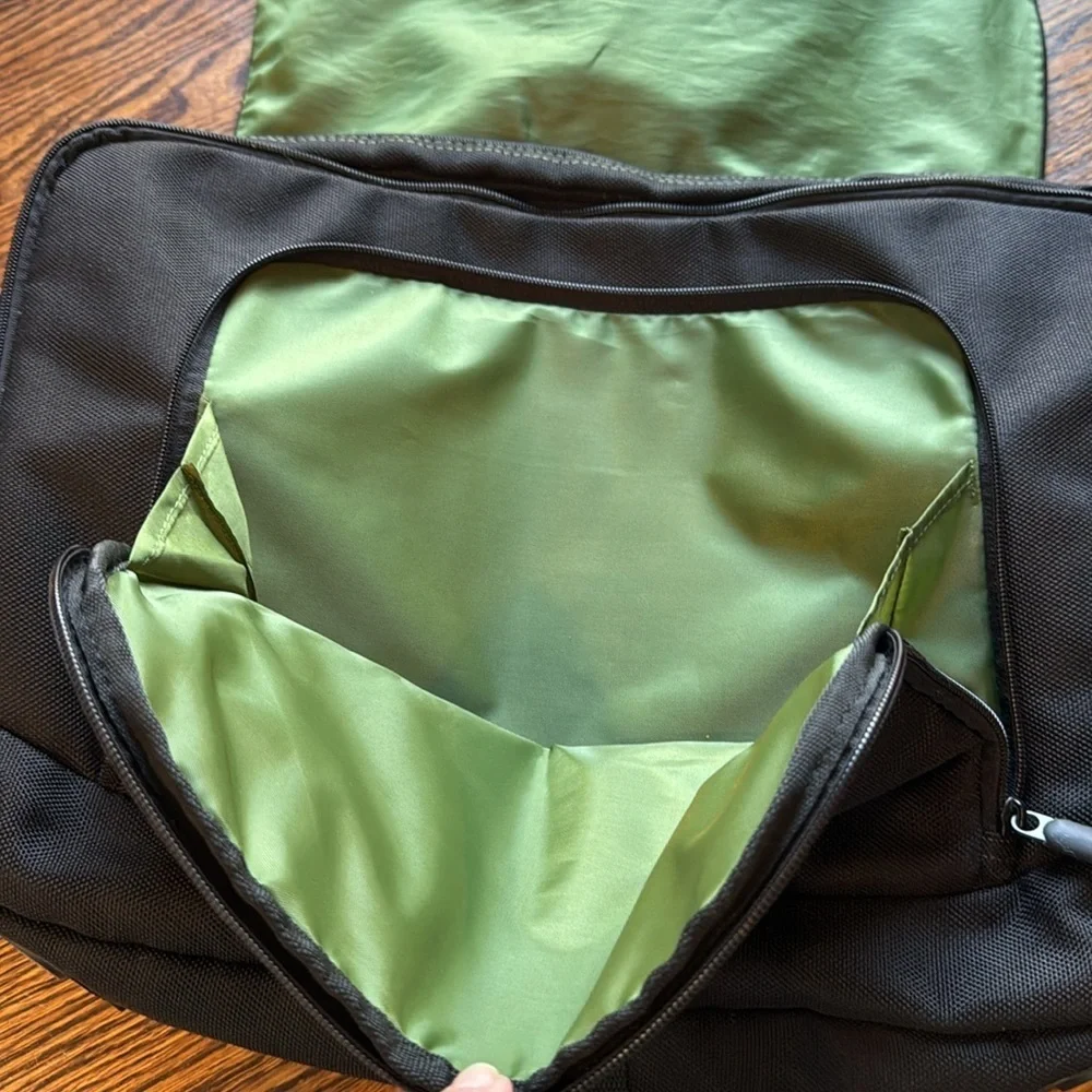 Targus black multi-zipper pockets padded laptop messenger bag.